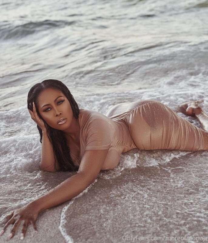 So ready for the summer! Take me back to the beach! 🌊
Who el..