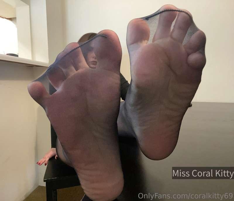 Attention Foot lovers 👣  @kittyssoles is my account dedicate..