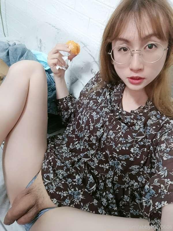 你要吃橘子还是我？
我跌倒了
Want orange or me? 
I fell 😂