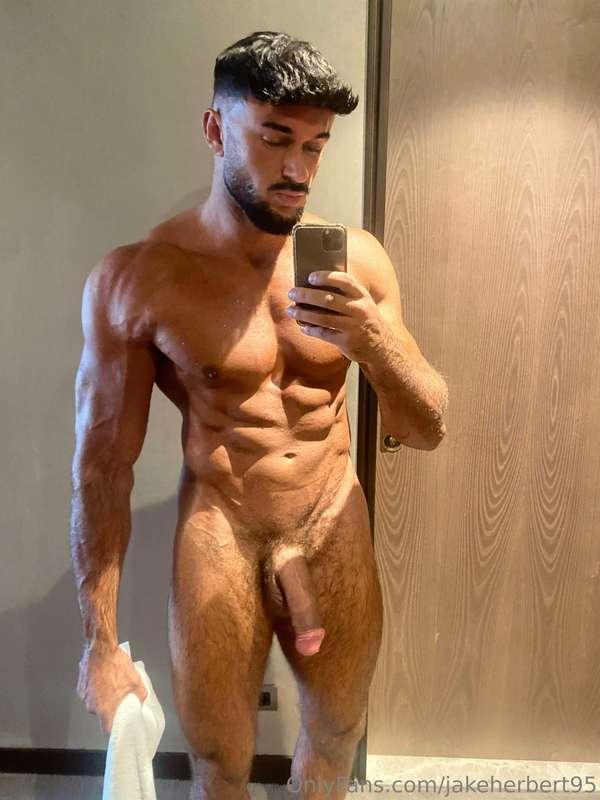 Fresh out the shower, ready for my cock to be sucked 💦
