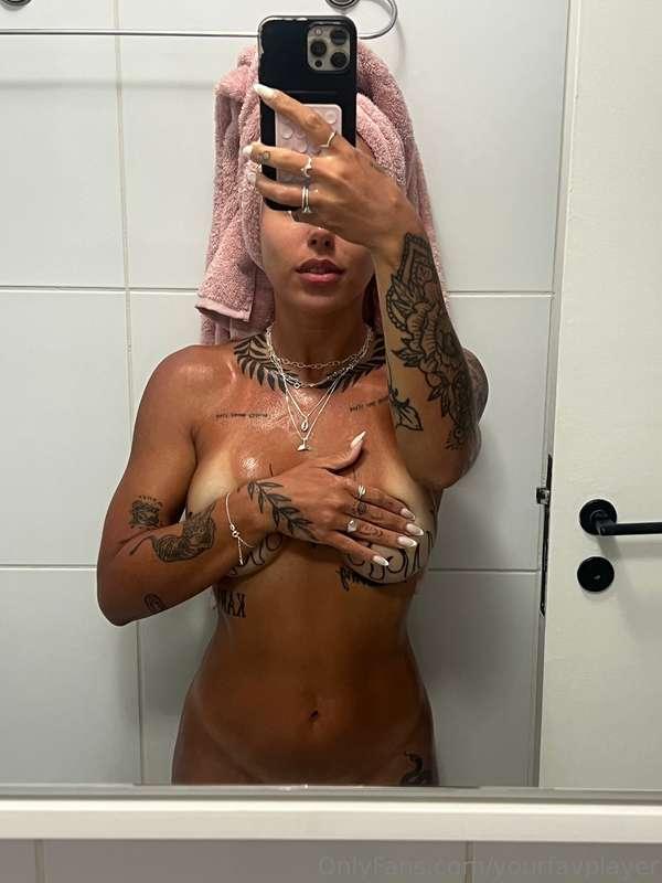 Fresh outta shower but still wet 🤤💦
