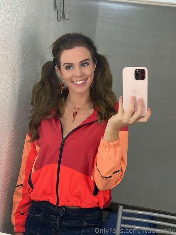 A sexy behind-the-scenes from today’s TikTok ;) I present to..