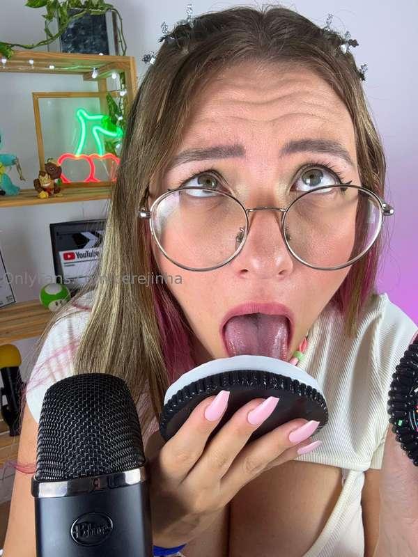 I love licking the cookie 👅