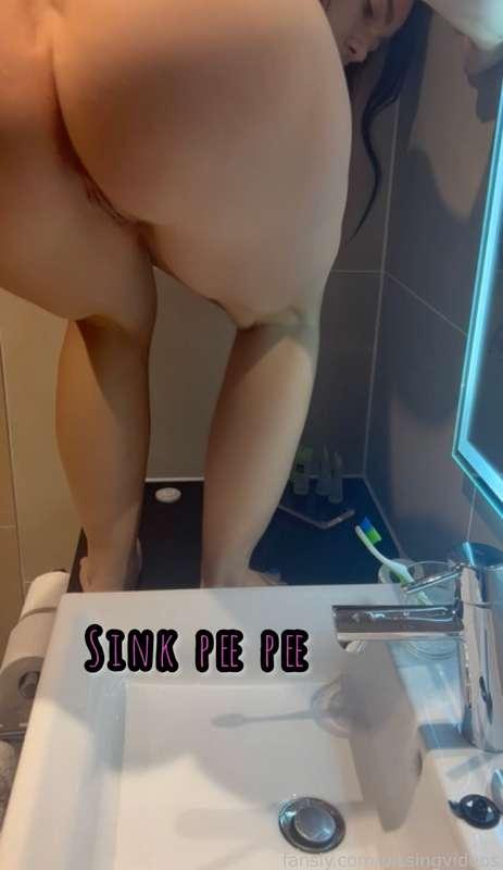 pissingvideos image #0