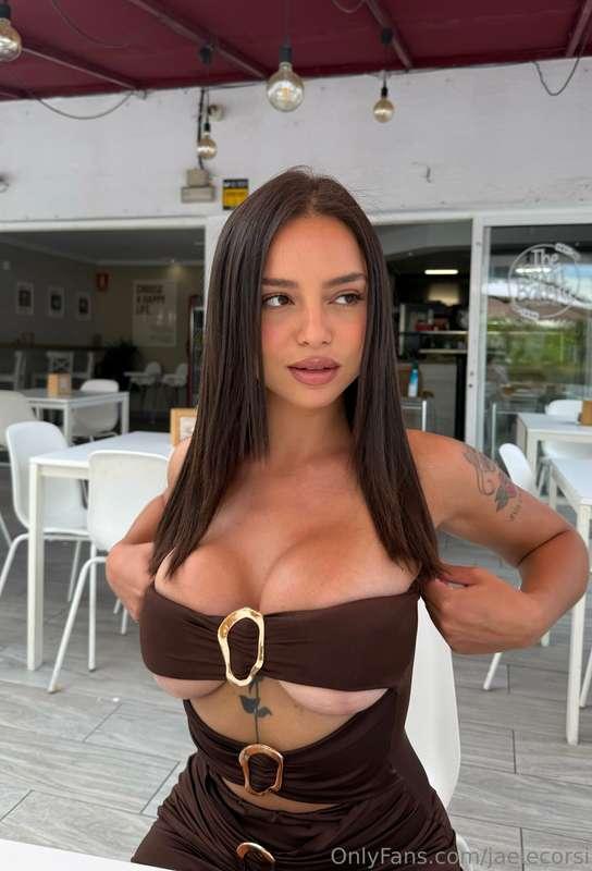 Dovrei aggiustarmi l'abito?🤭🍐🍐
