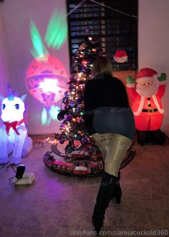 Transparencias, medias,  botas y sexy vestido la combinación..