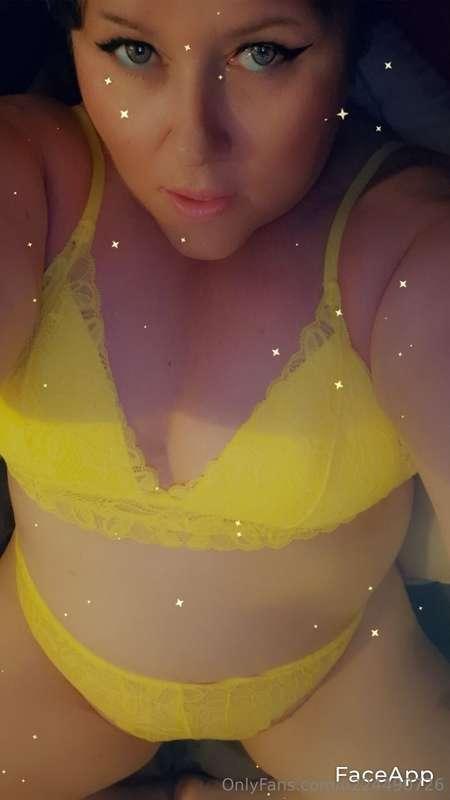 Which one do u prefer baby. The yellow set look. Or morning ..