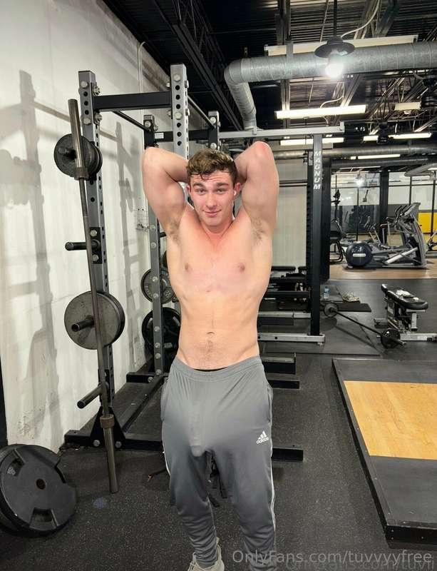 Gym rule #1: Don’t get distracted. Too late for you bro 😉 ch..
