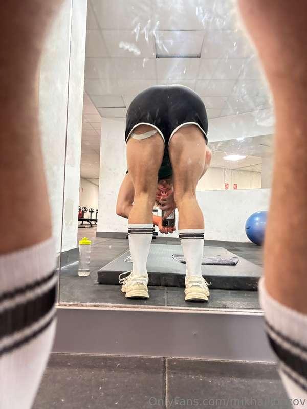 Guys, let’s never forget about stretching (our holes too 🤭) ..