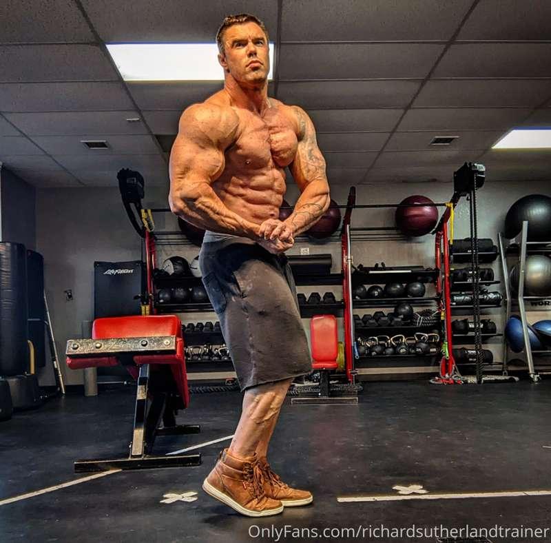 some more flexing and posing, I'm feeling great after my las..