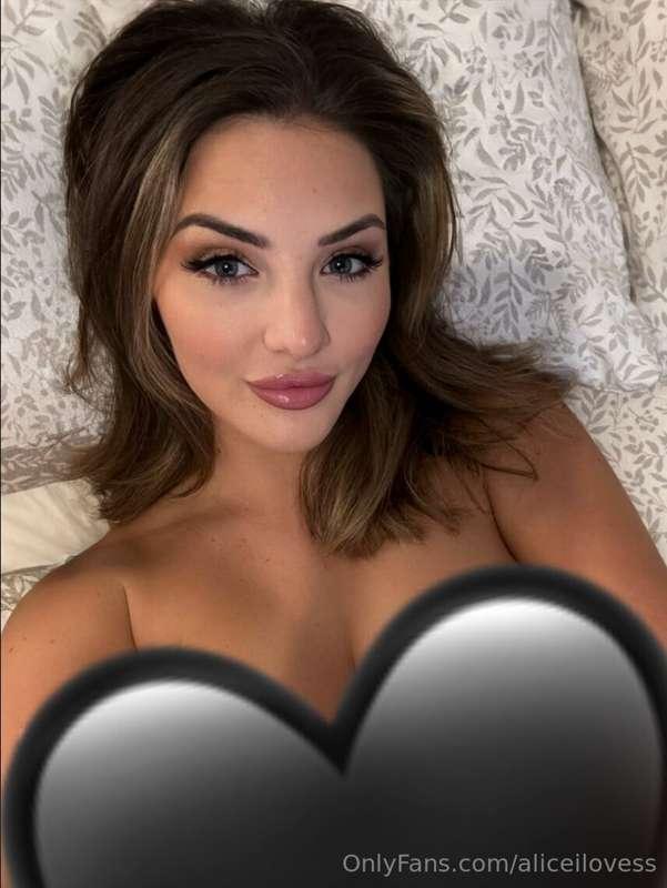 ***Tip Tuesdays*** here hunny! 9 pics of me in bed without a..