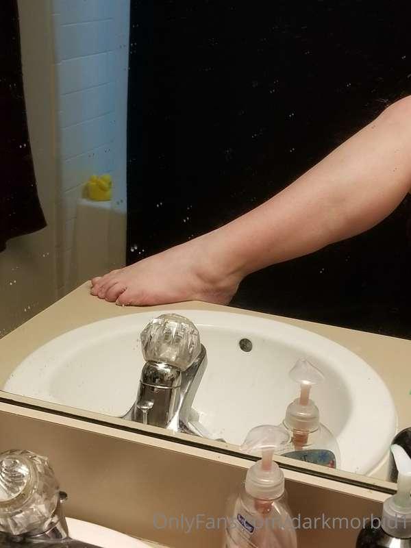 After shower leg pic 😜. Yeah I know I need to clean my mirro..