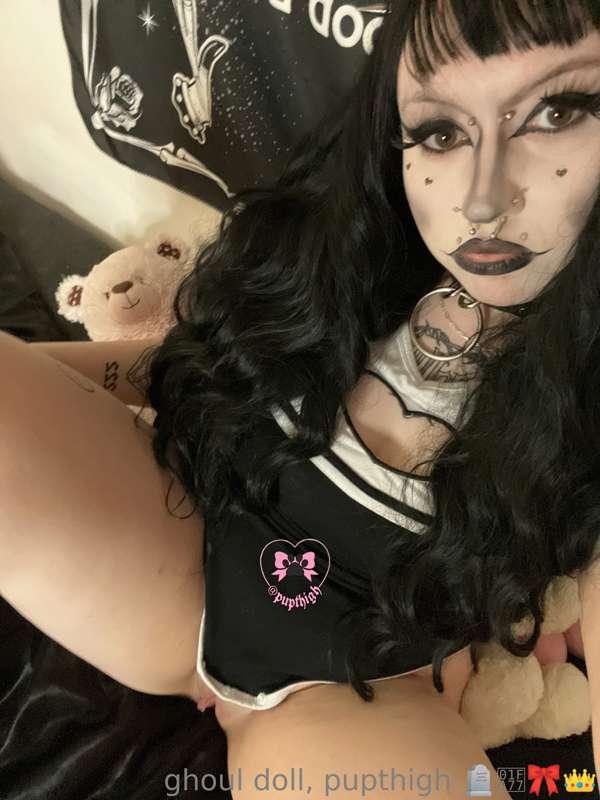 pussy slit or fishnet booty? what’s your poison?💘⛓️