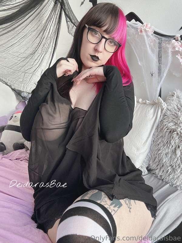 Come closer I won’t bite… Only if you want me to.. 🦇🖤