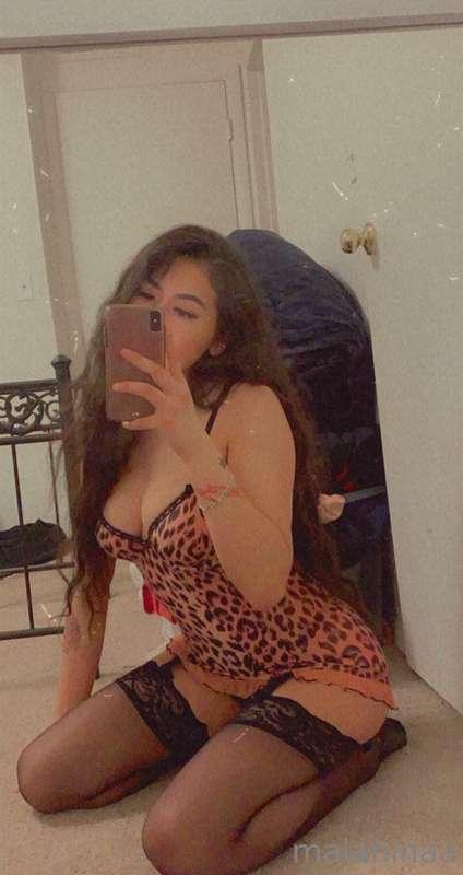 message me for private/custom content🙈 what do you want to s..