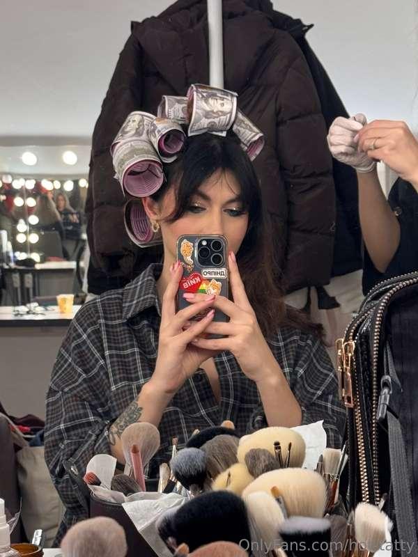 There's always something special going on backstage. 😋 There..