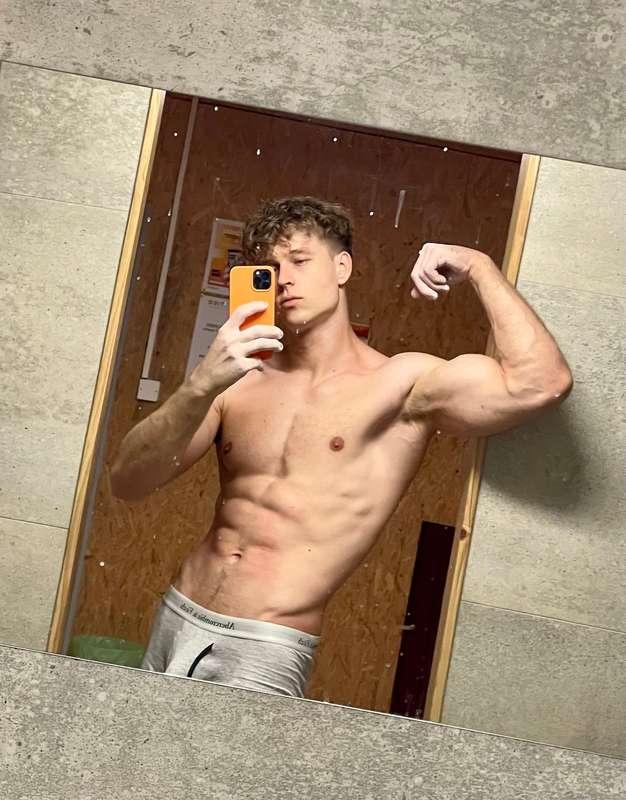 Hello there 😋 Hope you like my body sweaty and pumped after ..