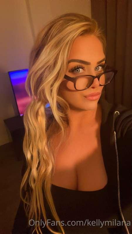 Stick your cock between my boobs baby👅