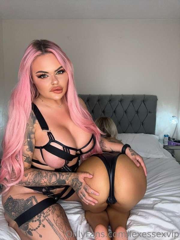 Spanking video with @sky_foxxx coming 9pm tonight 😈💦