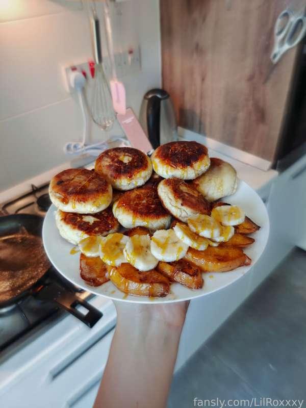 I'm frying cheesecakes, you're frying me - how does it sound? 🥞🍌

#smalltits #cutegirl #food #foodfetish #eating #girlcooks #kitchen 