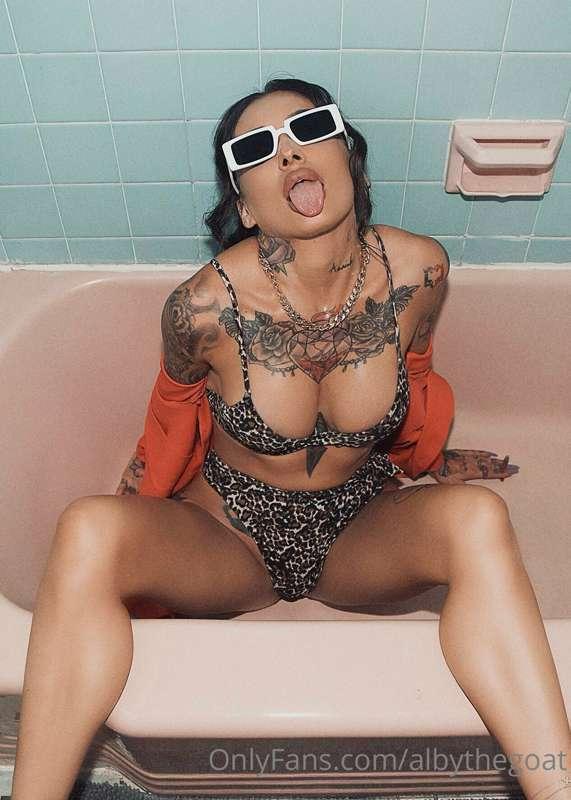 Take me out, then eat me out. That’s a date😈👅🤤