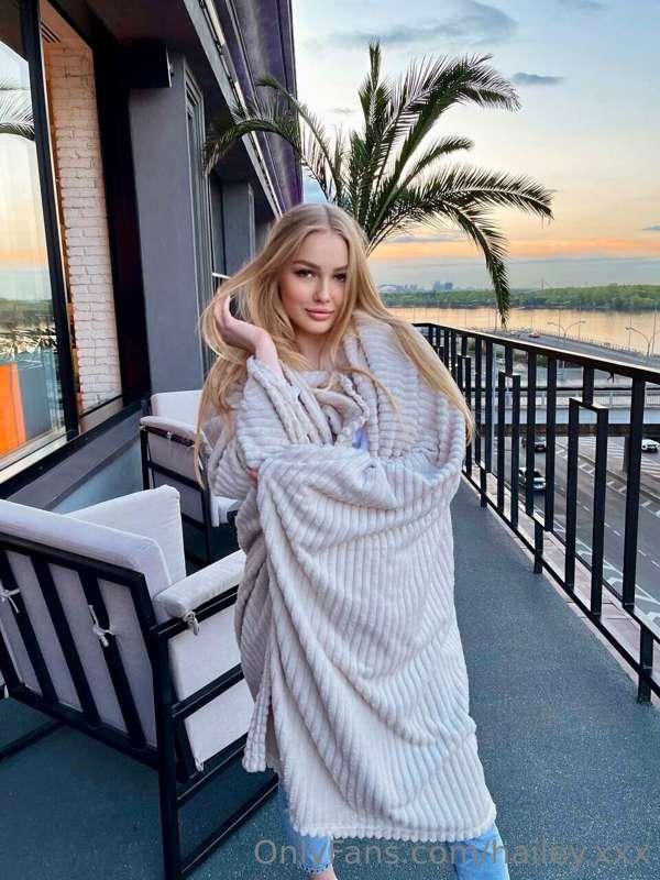 Let's enjoy each other and the beautiful sunset 🌆