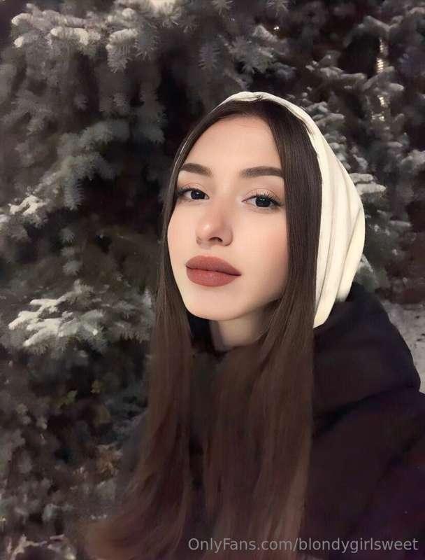 CUTE SLUT @jennifer_jennie JUST 18 Y.O.  BUT SHE WANNA HARD ..