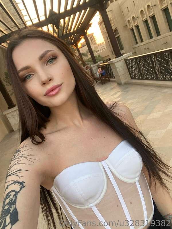 I want my neck to be bitten.. covered in hot kisses... 😳 🥵🥰