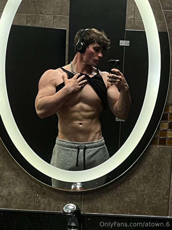 sub to my friend @fitguy55 he is posting full nudity 😝