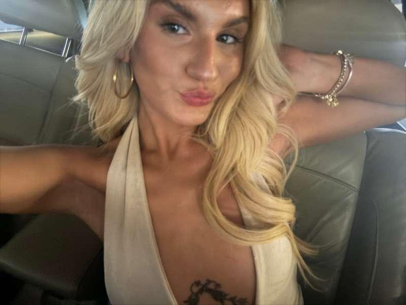 Soft skin, naughty thoughts… wanna come play? 😏🔥