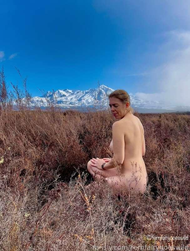 I promise that’s the last couple of pics from that gorgeous day by the volcano. By the time this is posted I will have just arrived in Germany… I might send a stark contrast pic to the snow ones shortly 😆

#fyp #artistic #outdoors #naturist  #nudist #curvy #classy 