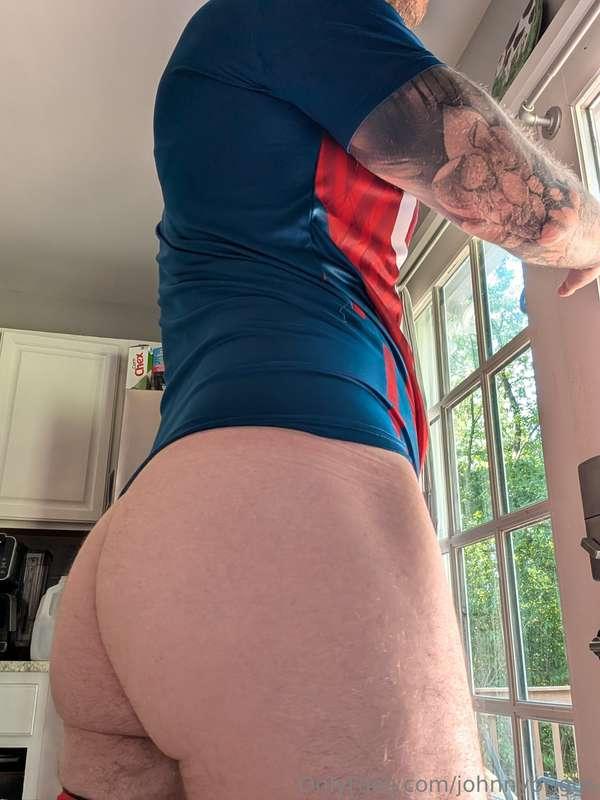 Fresh from the gym photos, front and back 😈