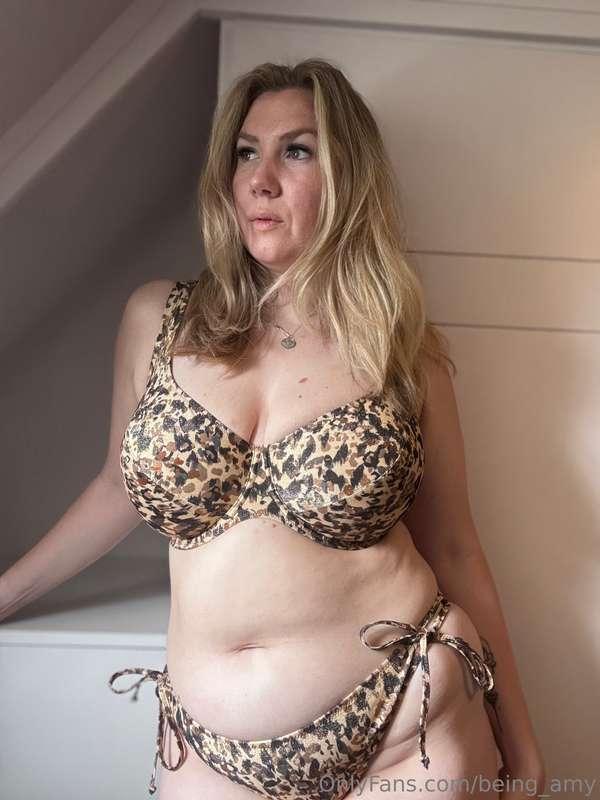I'm currently packing for holiday.... Who wants a bikini try..