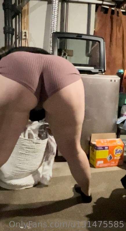 Found me in my booty shorts doing laundry 📸💋 I’ll send out t..