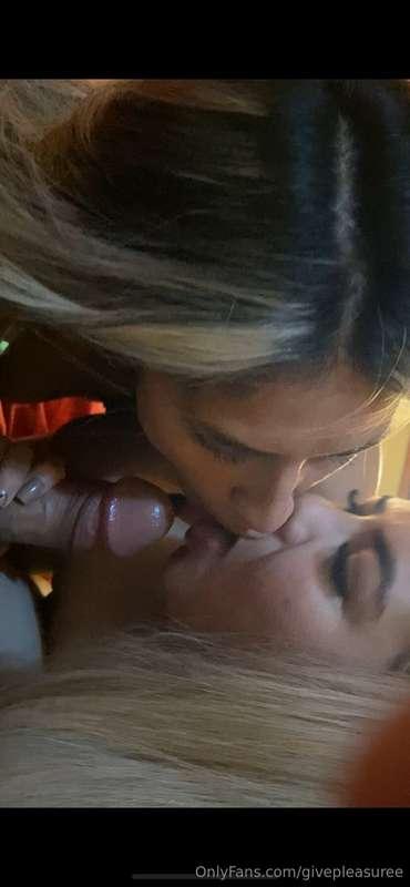 2 on 1 gets very hot 👭🏼🧍🏻‍♂️🔥