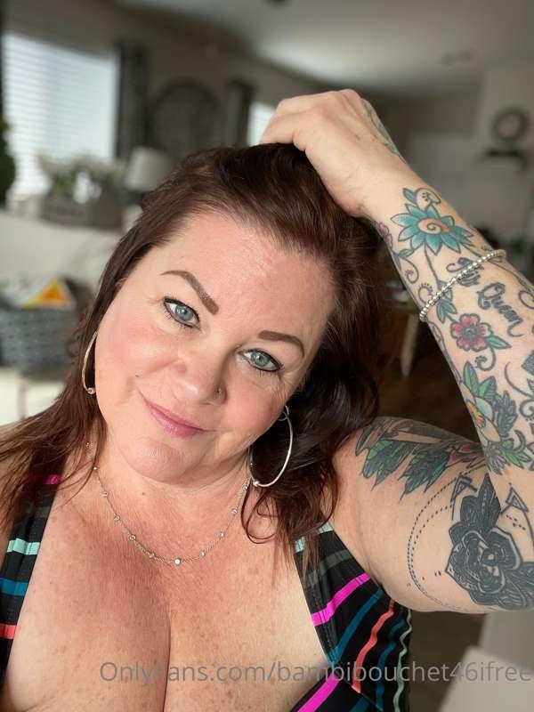 Happy thick Thursday!!! Heading to the pool, who wants to be..