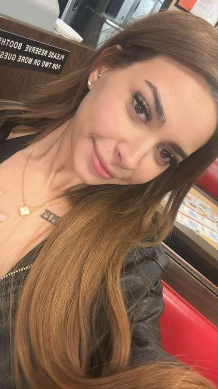 Felt hot, took pics… now it’s your turn to stare 😇📸