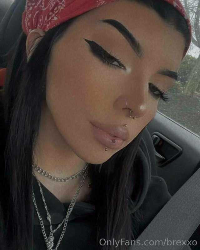 Bored and horny, dm me 😏