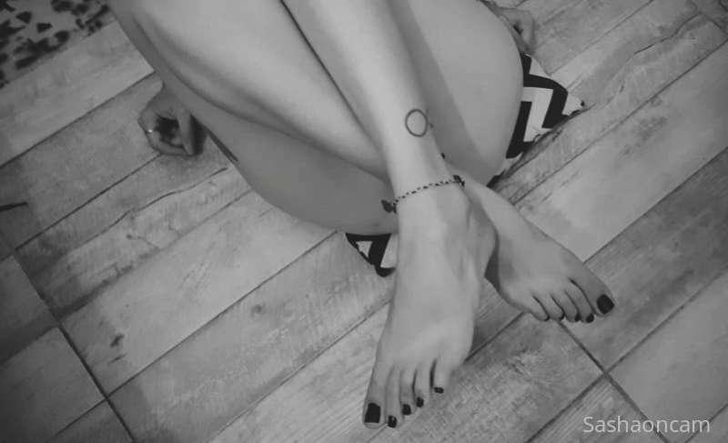 Hi daddy, does anyone have foot fetishes today? .. 🔥😘