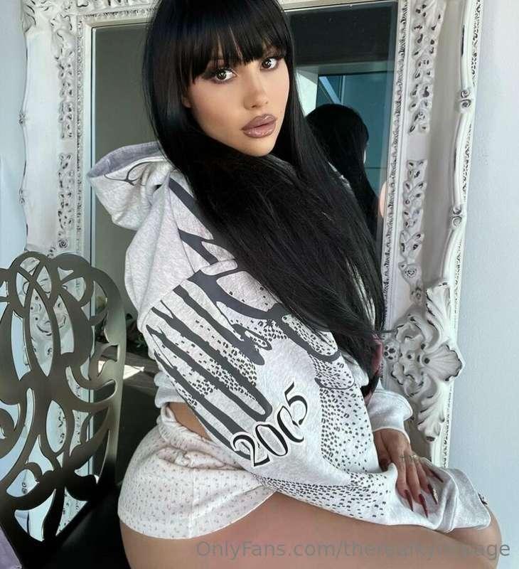 Pretty face, evil thoughts😈