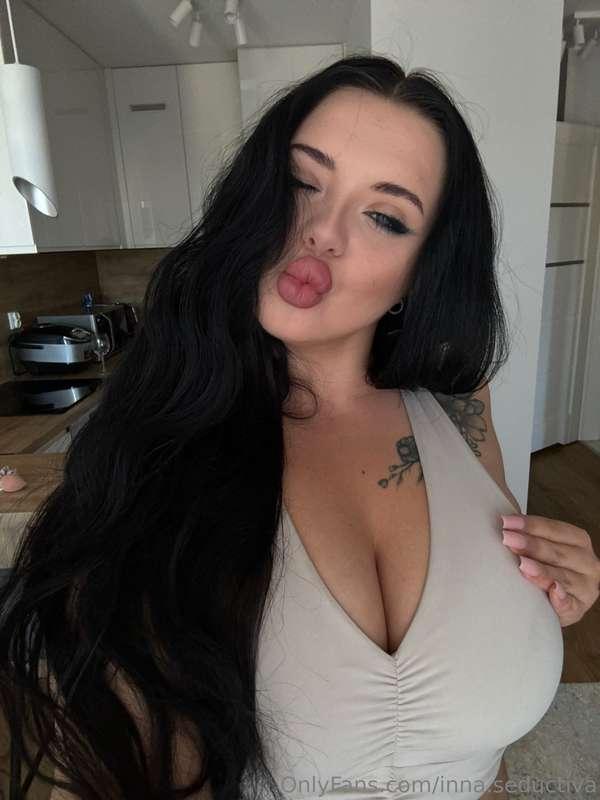 Sending you a kiss🤍
