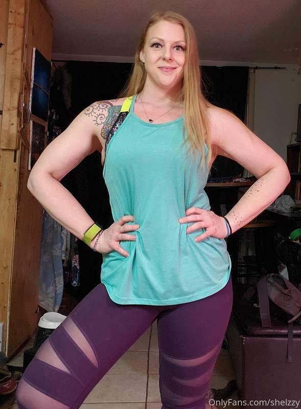 Showing off my pre and post yoga look for this thick Thursda..