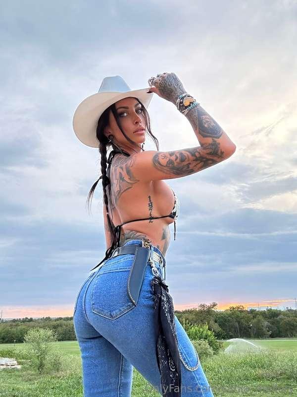 Country girls do it with their boots on 😈