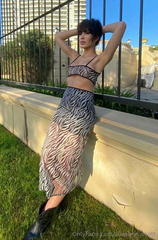 What I like about this outfit is that I don't have to wear u..