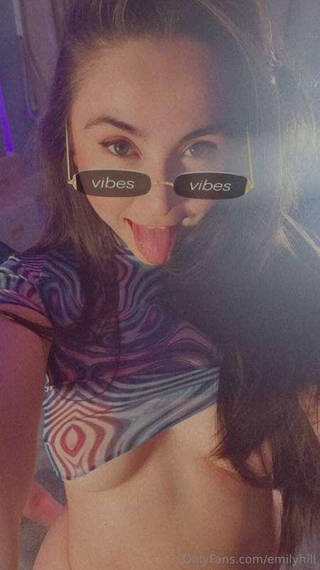 I'm live rn 🥰 https://allmylinks.com/emilyhill