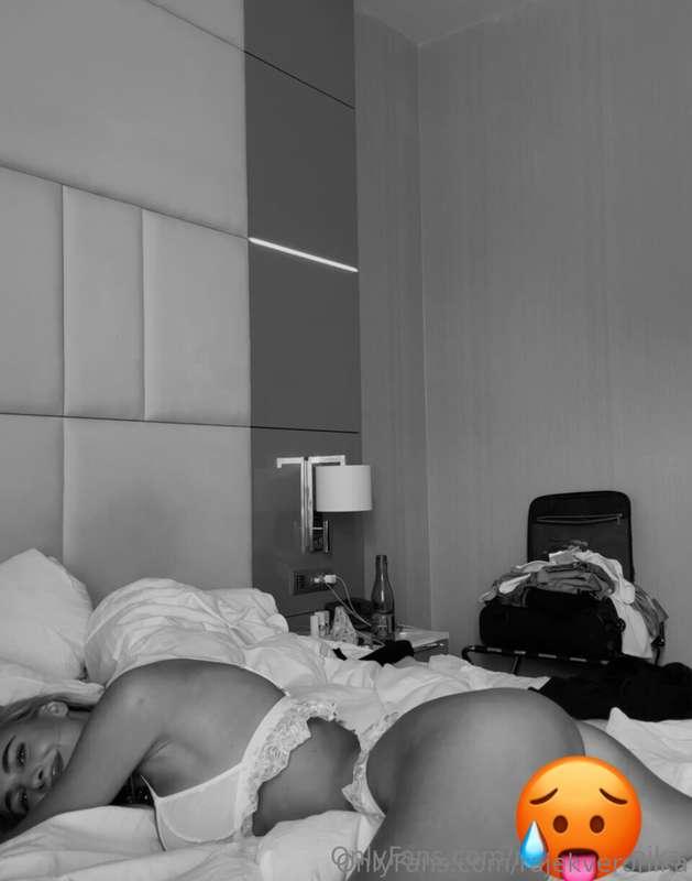 your new fav back shots of my 🐱😳