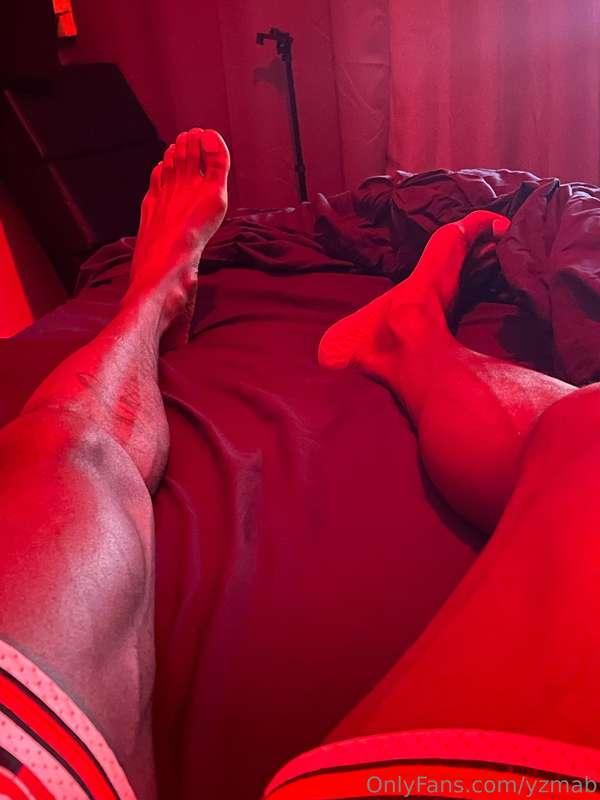 RED FEET 😁🚨