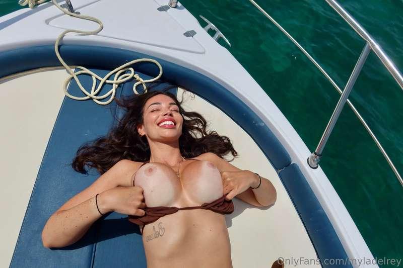 POV: you found the perfect girl to invite on your boat 😉