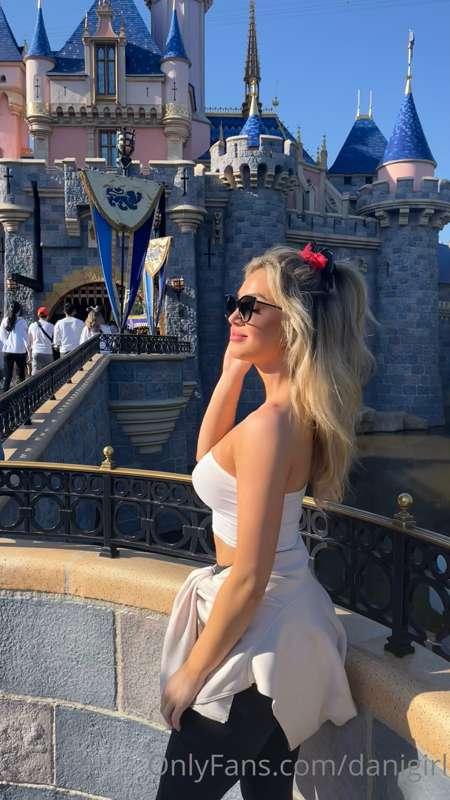 Its Disney day ✨♥️

This is my first time at Disney and I am..