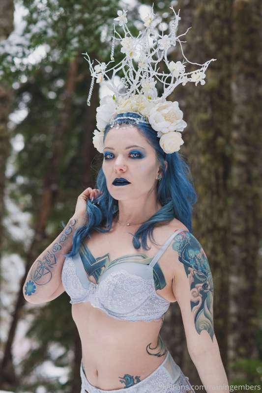 Snow goddess (nudes)